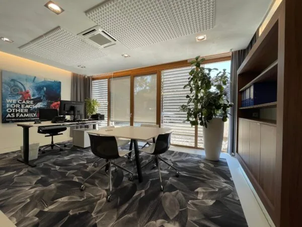 Modern kantoor aan de Charloisse Lagedijk met grote ramen, planten, kunst aan de muur en een strak interieurontwerp.